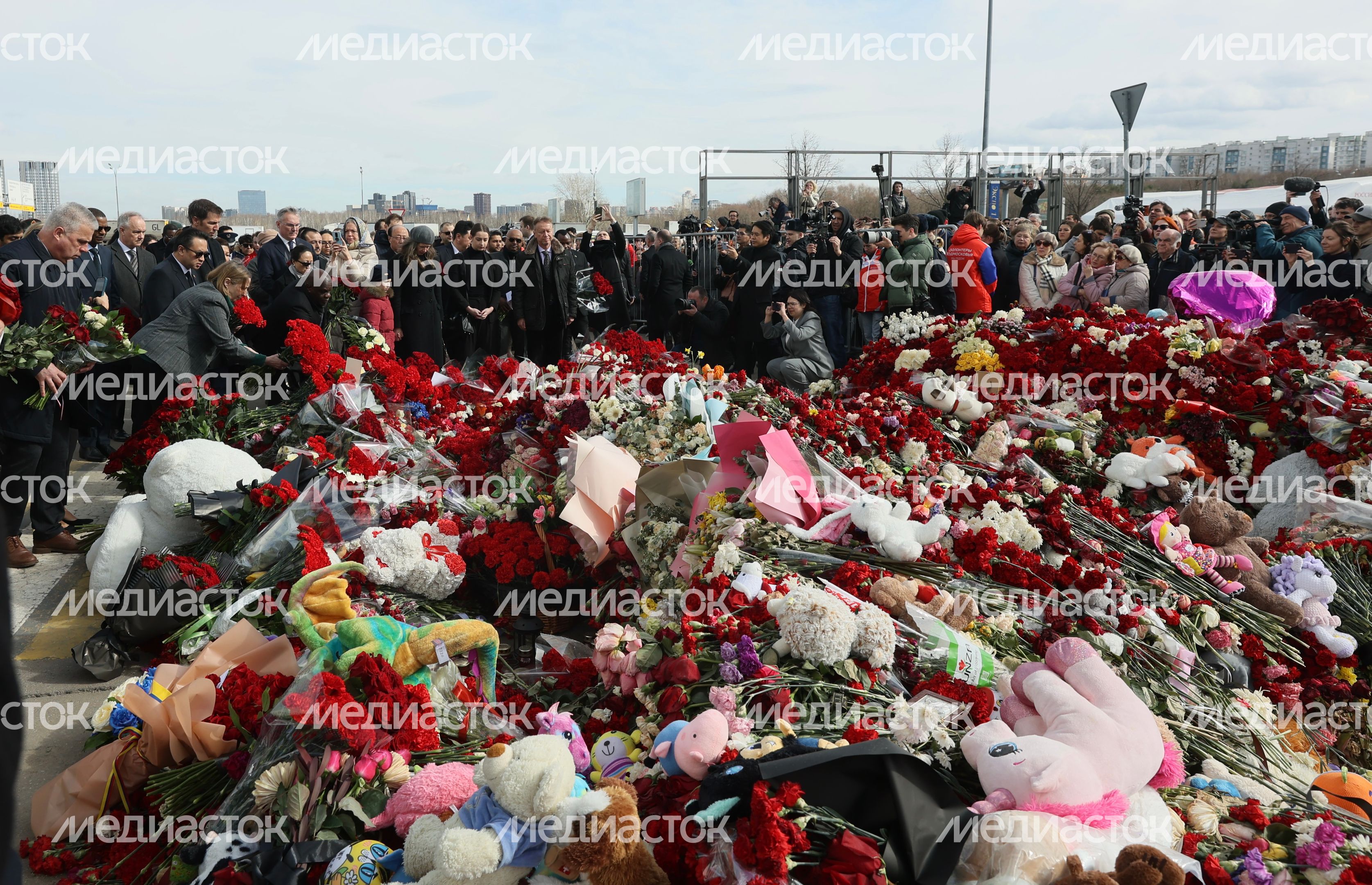 Главы и сотрудники дипмиссий возложили цветы к мемориалу у «Крокус Сити Холла»