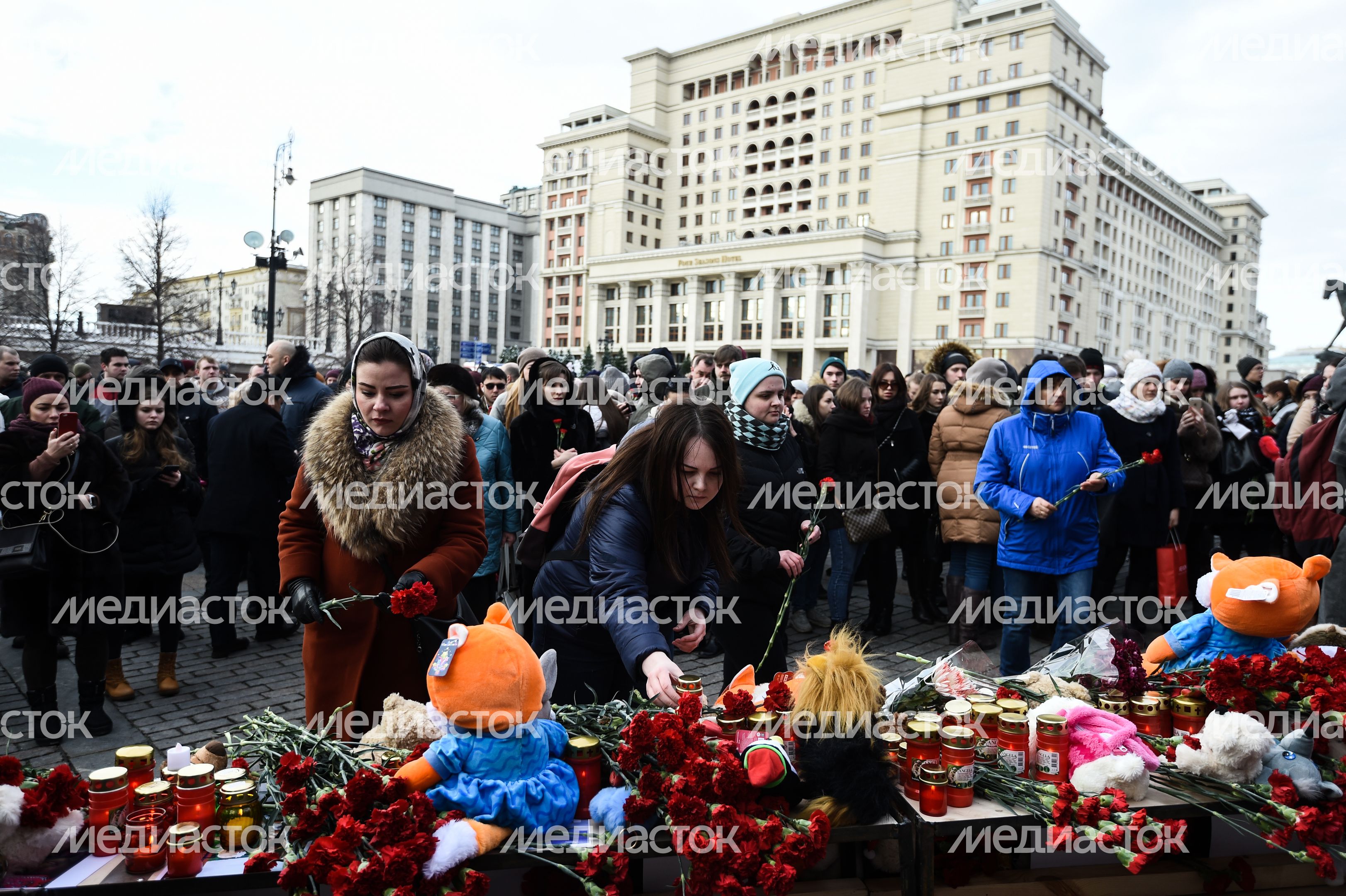 Акция в память о погибших в Кемерове на Манежной площади в Москве