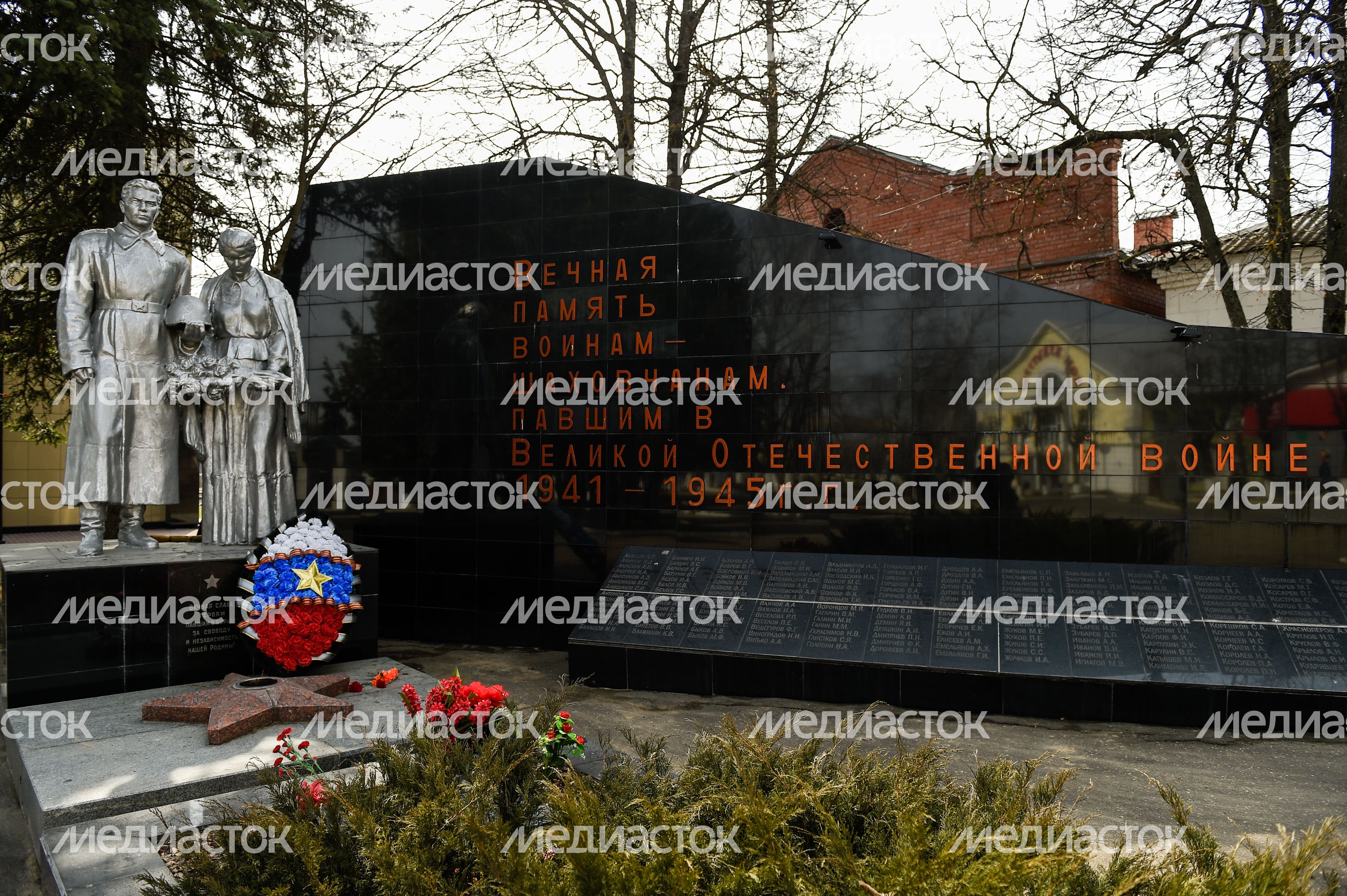 Мемориал погибшим в ВОВ в поселке Шаховская