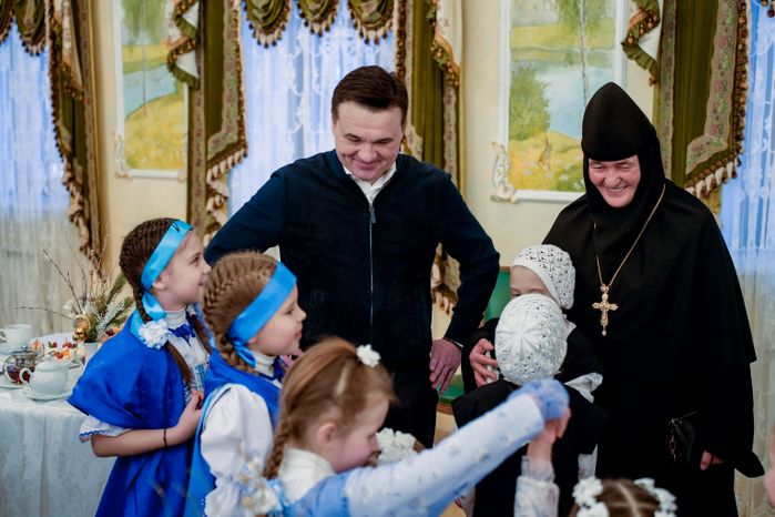 Андрей Воробьев поздравил с Новым годом воспитанниц детского приюта при Покровском монастыре