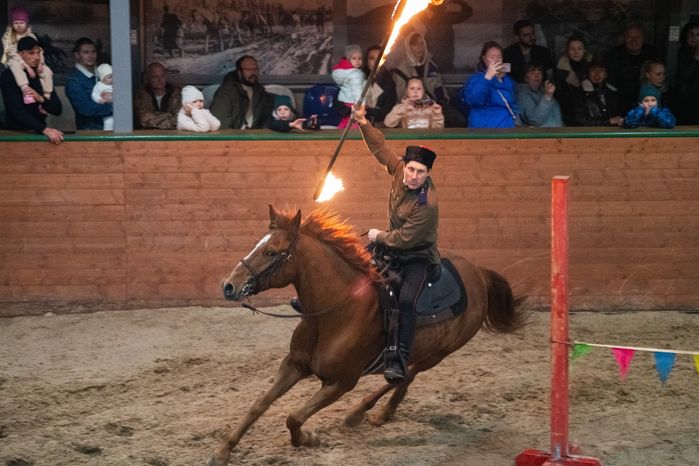Конное представление «Наша весна! Наша Победа!» в парке «Патриот»