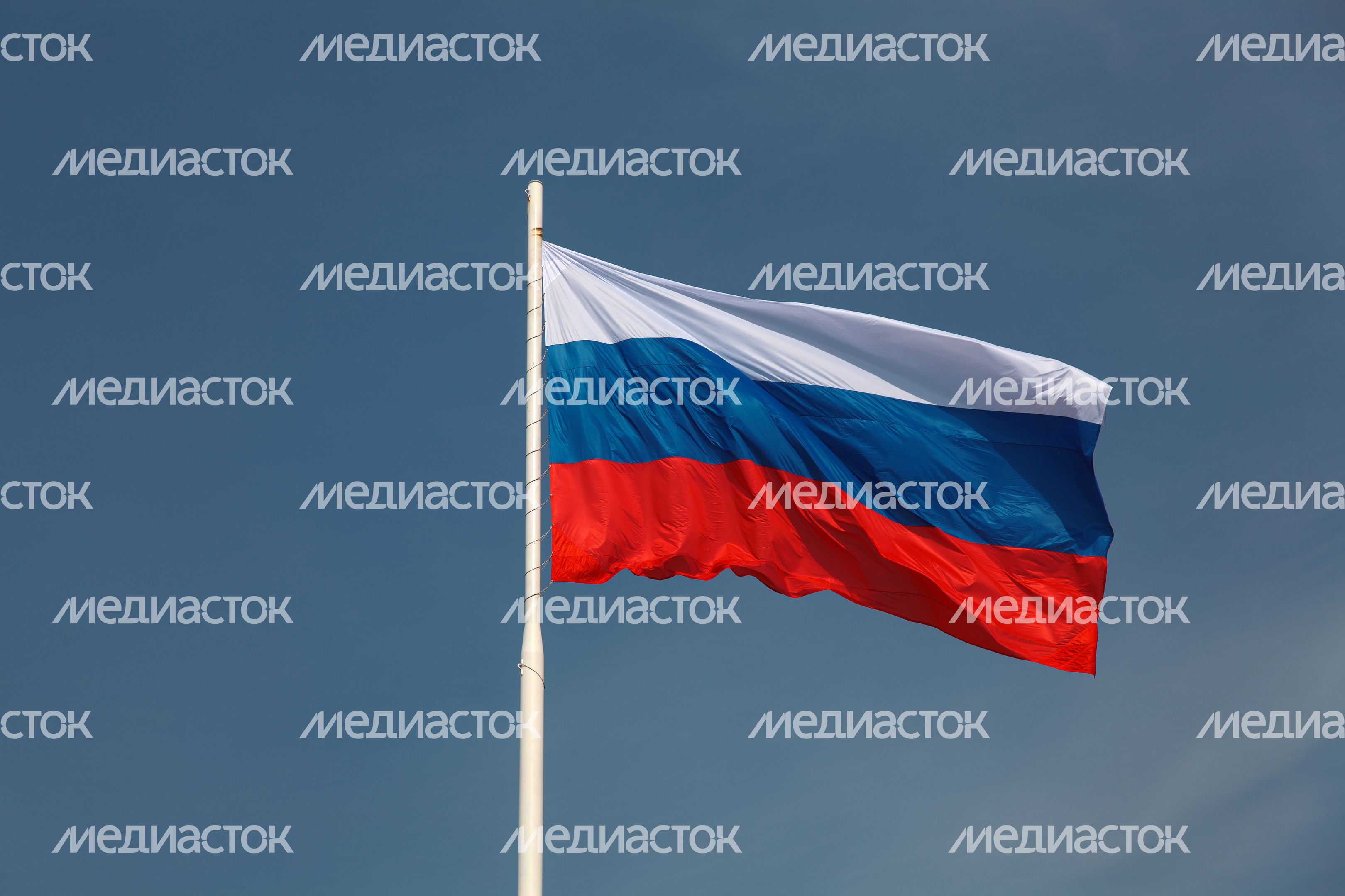 Флаг России на фоне голубого неба в Подмосковье