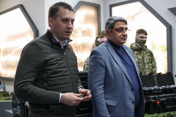 Команда губернатора Московской области передала бригаде спецназа ВДВ тепловизоры и дроны