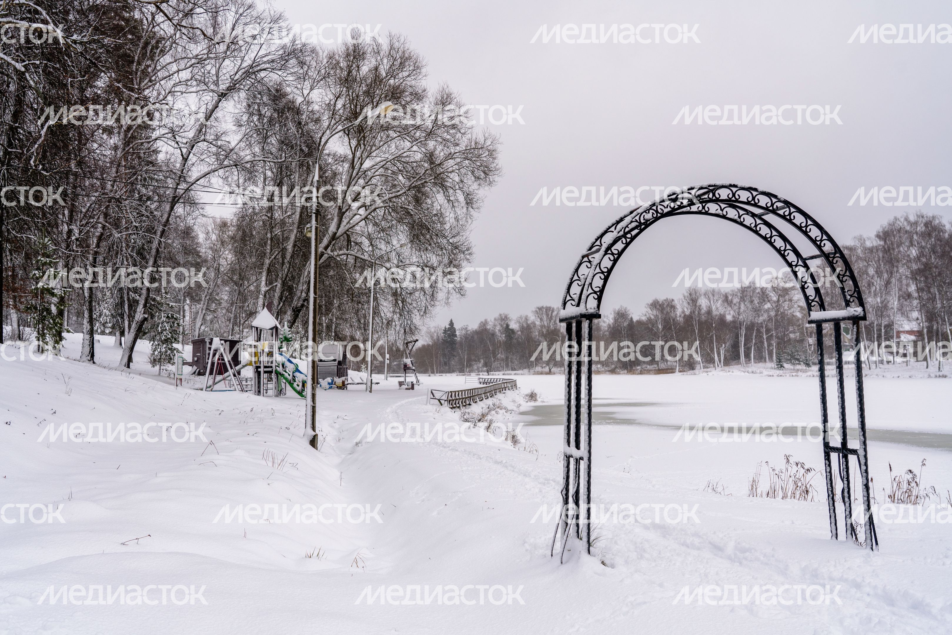 Набережная Холодного пруда в Высоковском городском парке культуры и отдыха «Березовый» в округе Клин зимой Набережная Холодного пруда в Высоковском городском парке культуры и отдыха «Березовый» в округе Клин зимой