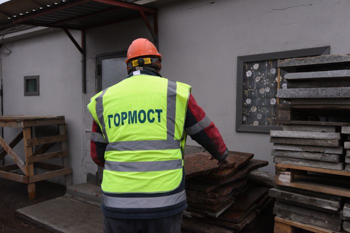 Процесс обработки гранитного камня специалистами ГБУ «Гормост» для облицовки стен подземных пешеходных переходов в Москве