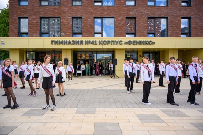 Вальс выпускников на последнем звонке в гимназии №41 - корпусе «Феникс» в ЖК «Жулебино парк» города Люберцы
