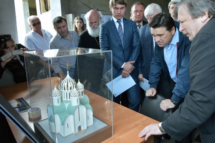 А. Воробьев проверил ход строительства Никольского храма в Красногорске