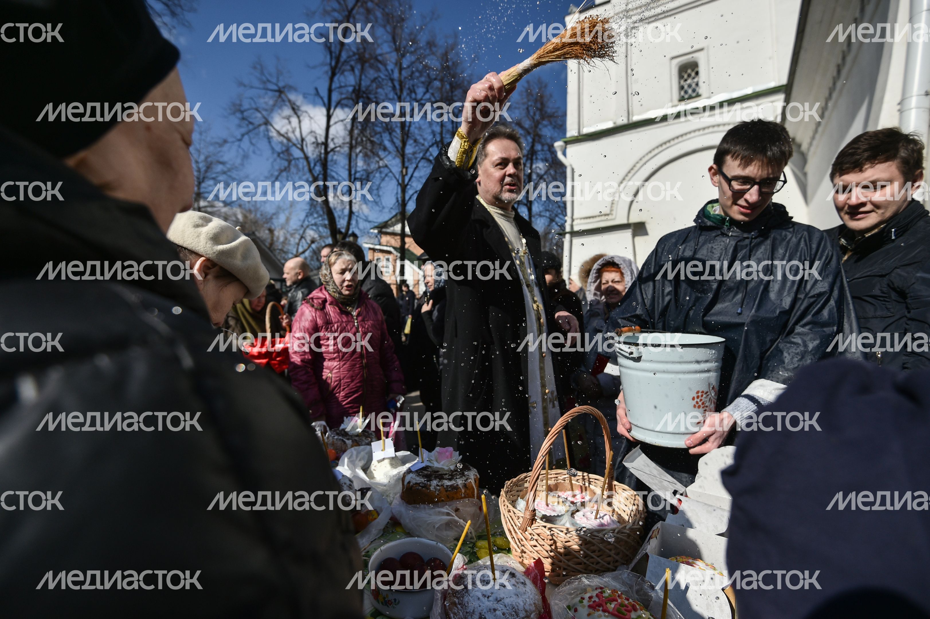 Пасхальное священие куличей и яиц