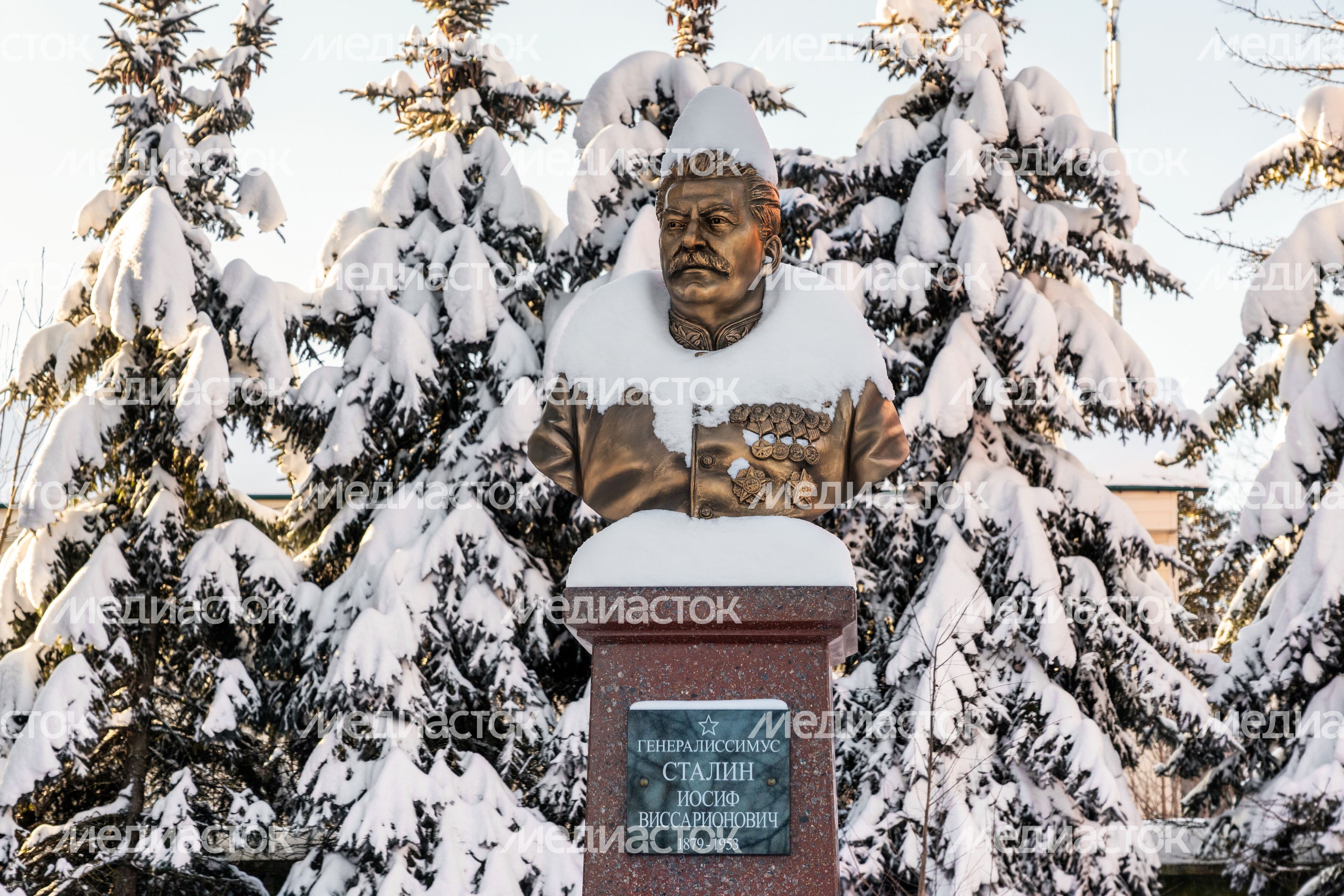 Бюст И.В. Сталина на Комсомольской площади в Можайске Бюст И.В. Сталина на Комсомольской площади в Можайске