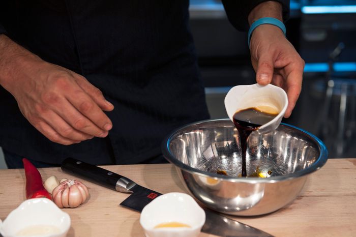 Приготовление салата с кальмарами и овощами на гриле