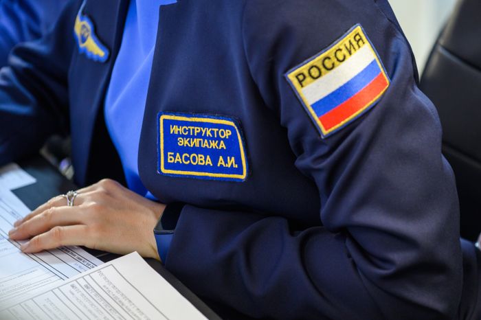 Инструктор экипажа Басова А.И. на тренировке космонавта Олега Платонова в Звездном городке