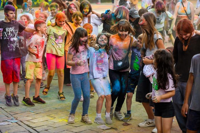Фестиваль красок Holi Dance в Наташинском парке в Люберцах