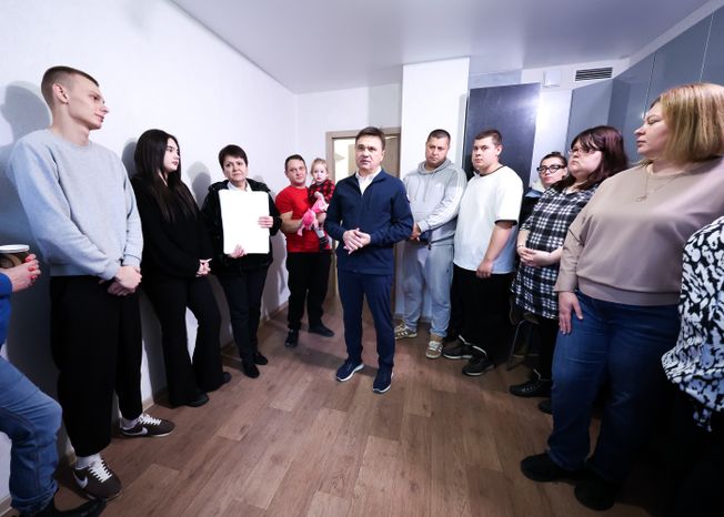 Андрей Воробьев навестил волоколамских новоселов, переехавших из аварийного жилья