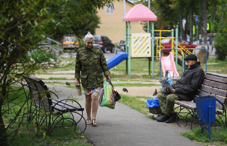 Горожане на детской площадке в Рузе
