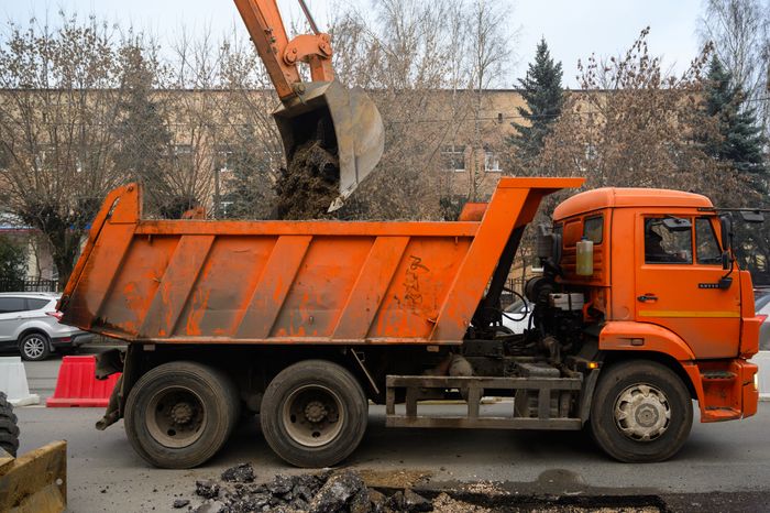 Рабочие Мособлводоканала укладывают асфальт в Орехово-Зуево после ремонта водопровода