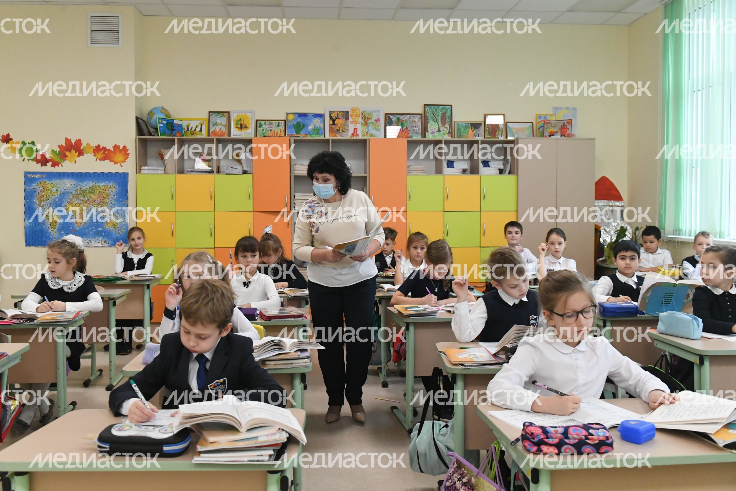 Проверка губернатором Подмосковья соблюдения правил безопасности в школе «Мозаика» в Красногорске
