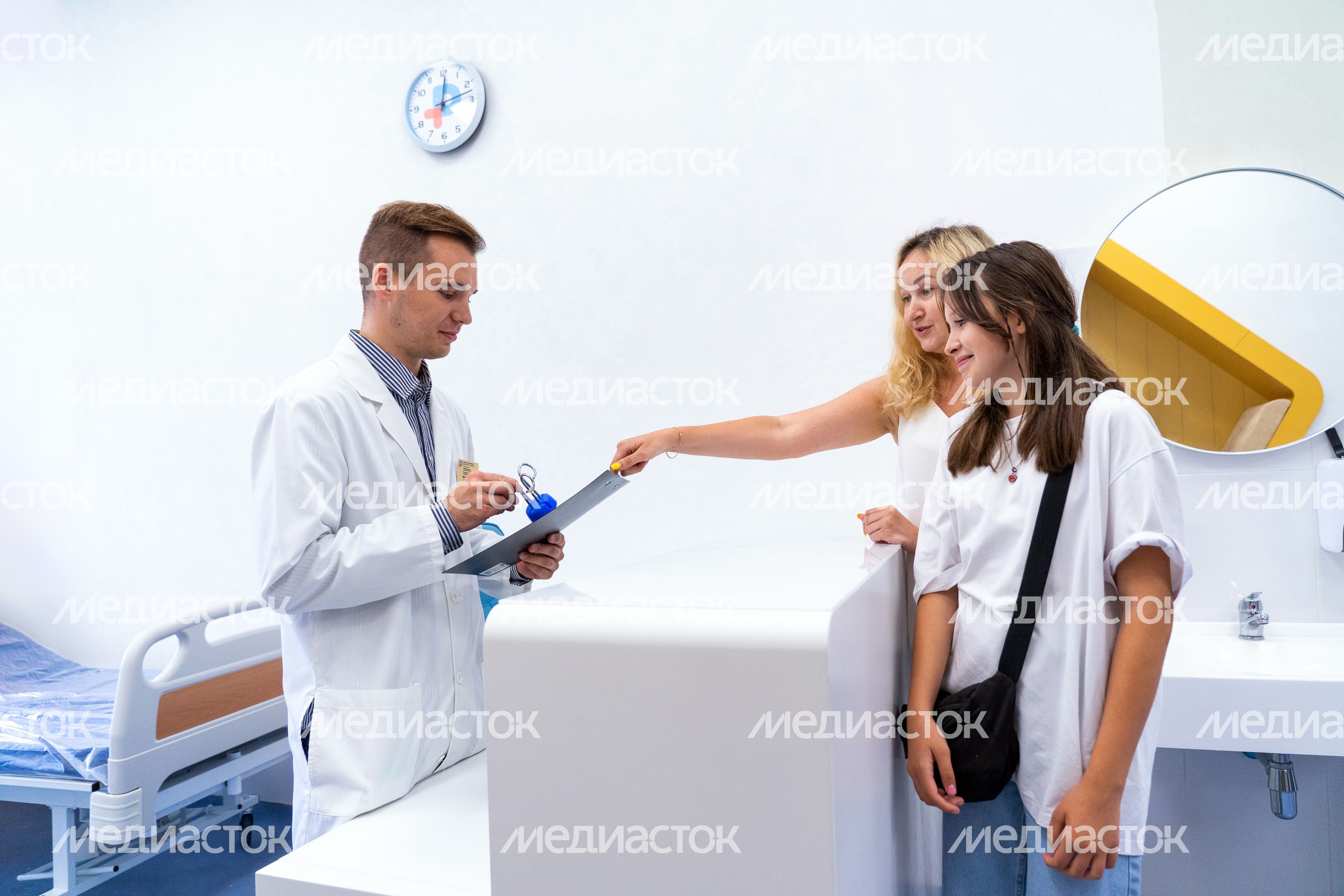 Дети на приеме у врачей в Детском клиническом центре имени Л.М. Рошаля Дети на приеме у врачей в Детском клиническом центре имени Л.М. Рошаля