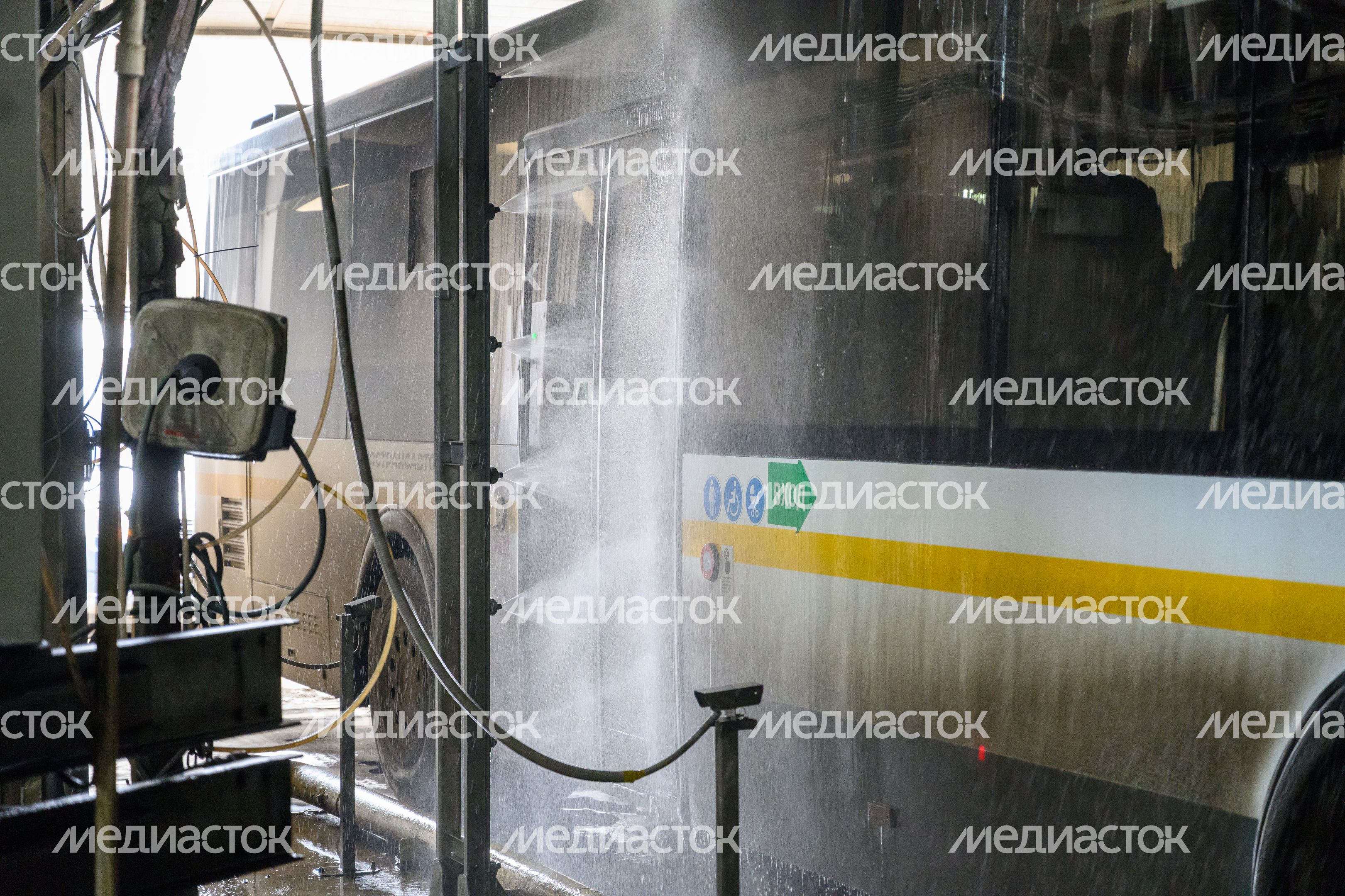 Мойка кузова автобуса перед отправлением в рейс Мойка кузова автобуса перед отправлением в рейс