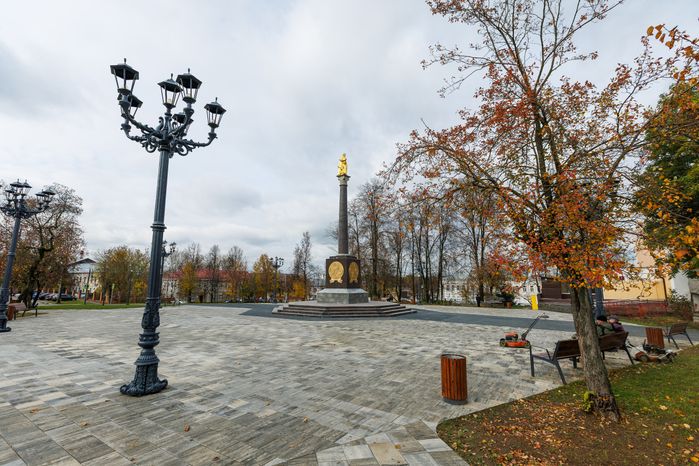 Памятник Екатерине II в сквере Бугрова в Ногинске осенью