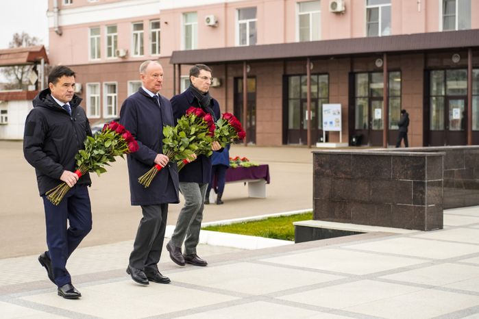 Андрей Воробьев, Николай Патрушев и Игорь Щёголев возложили цветы к Вечному огню в Коломне