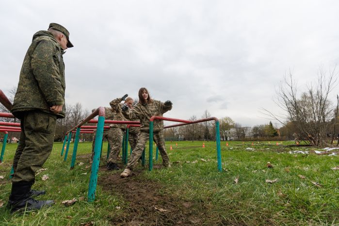 Военно-патриотическая игра «Юнармия, вперед!», посвященная Дню Победы, в Горках Ленинских