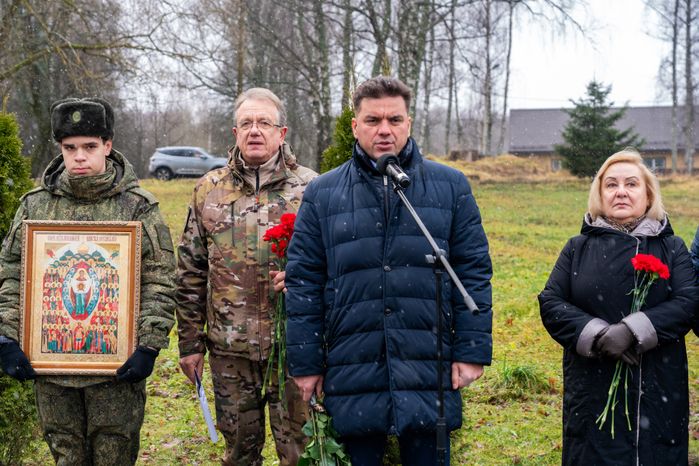 Глава Можайского округа Денис Мордвинцев на возложении цветов к могиле Неизвестного солдата на Бородинском поле