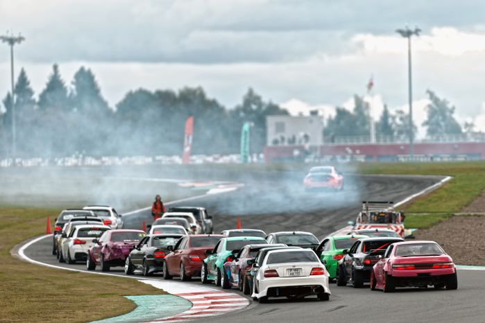 Дрифт-гонка автомобилей по автодрому Moscow Raceway на фестивале «Дрифт Экспо» в Волоколамске