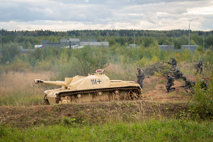 Военно-историческая реконструкция боя в День танкиста в парке «Патриот» Одинцовского округа