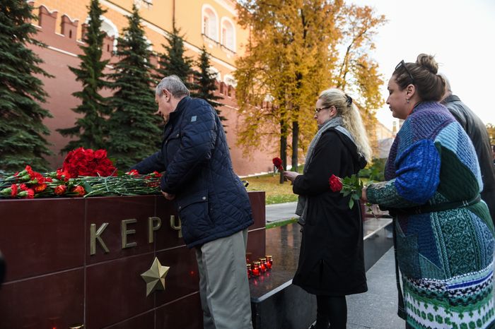 Возложение цветов к мемориалу города Керчь в Москве