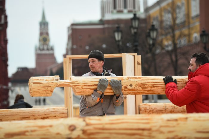 Монтаж инсталляций для фестиваля «Московская Масленица» на Манежной площади