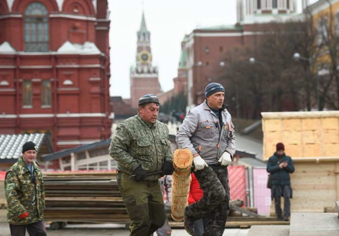 Монтаж инсталляций для фестиваля «Московская Масленица» на Манежной площади