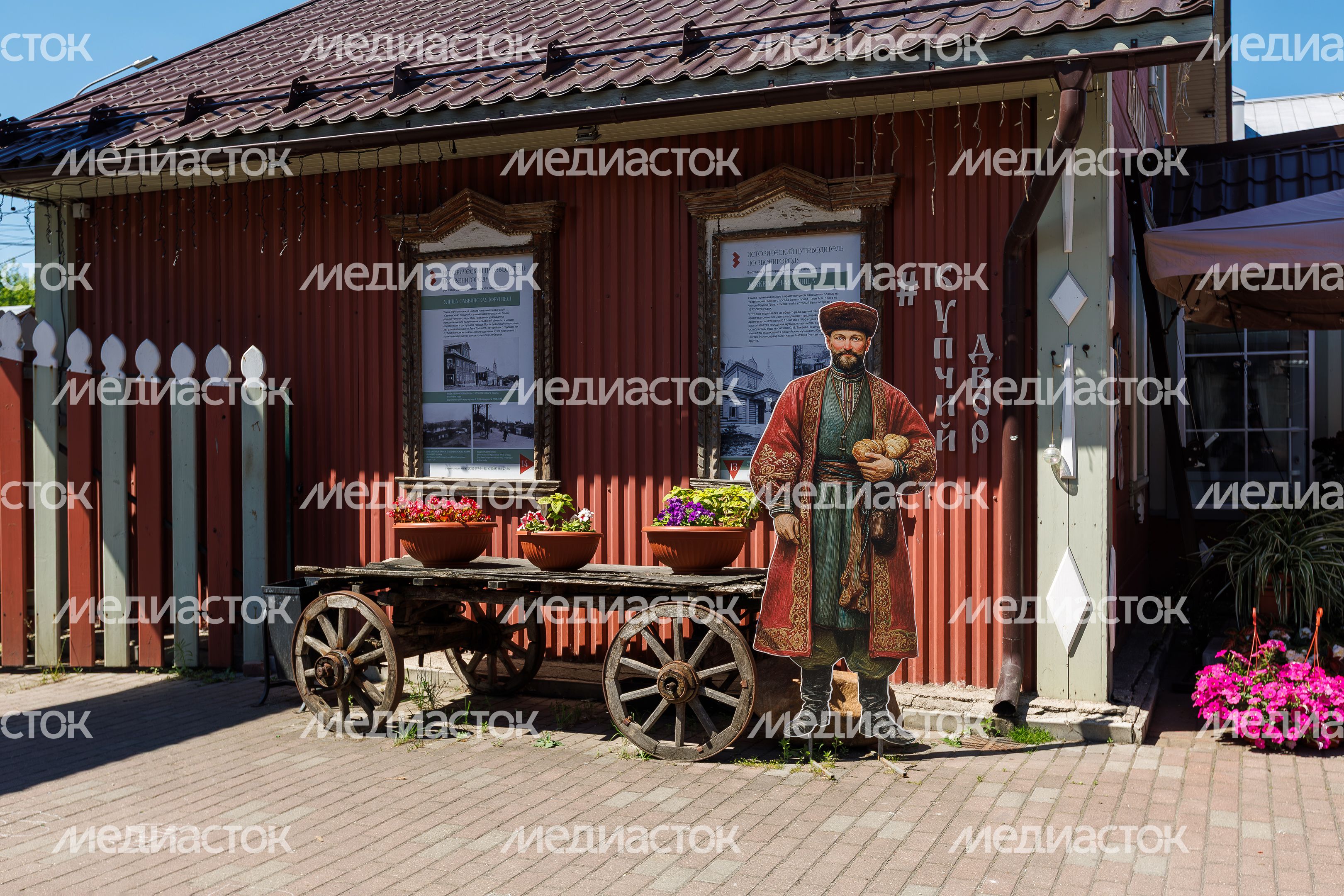 Летние виды улицы Московской со старинными домами в Звенигороде Летние виды улицы Московской со старинными домами в Звенигороде