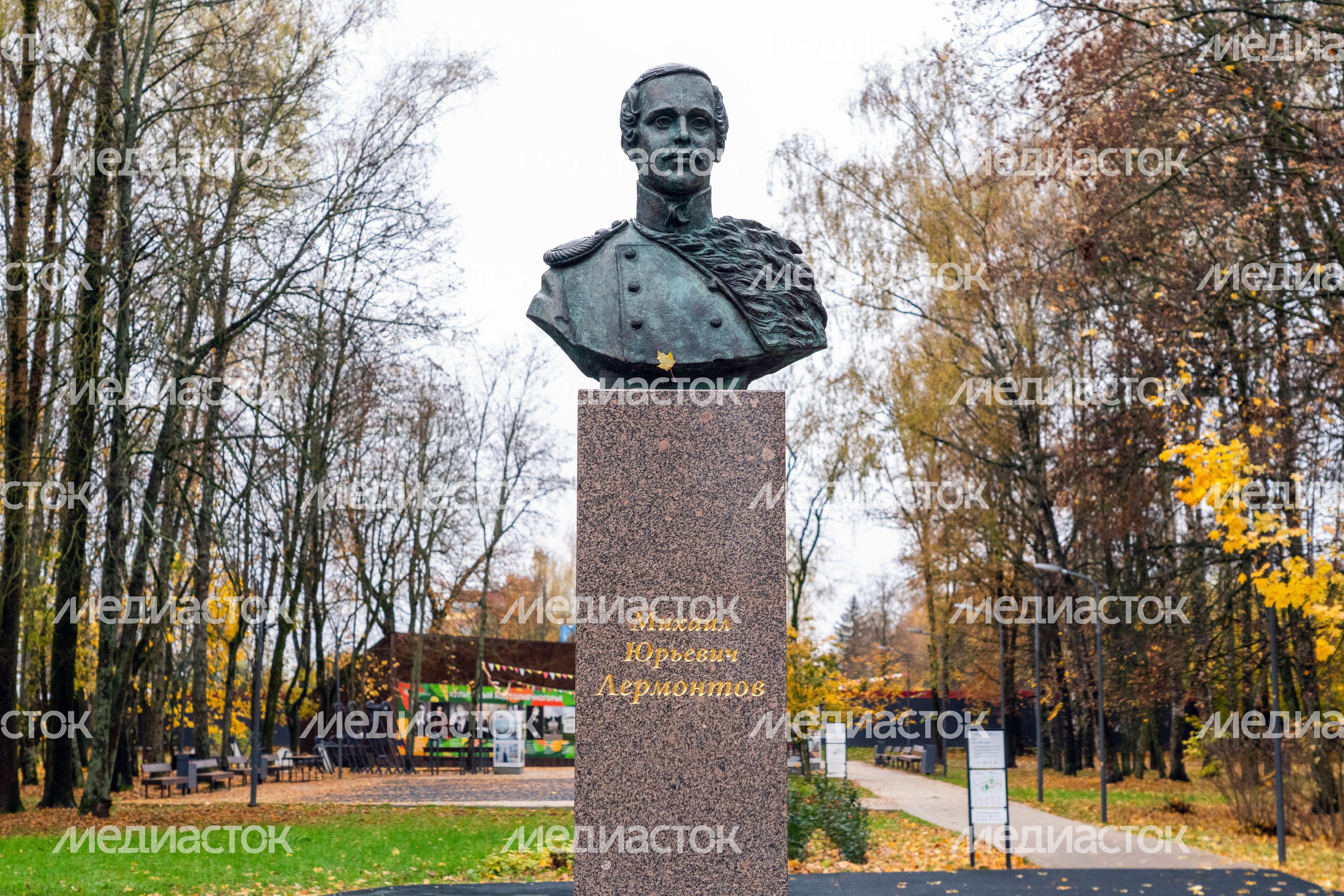 Бюст М.Ю. Лермонтова в городском парке культуры и отдыха Солнечногорска осенью Бюст М.Ю. Лермонтова в городском парке культуры и отдыха Солнечногорска осенью