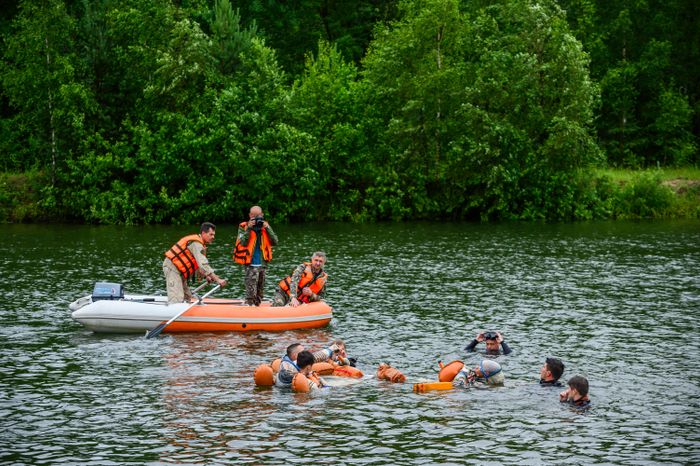 Тренировка космонавтов по действиям после посадки на воду в Ногинске