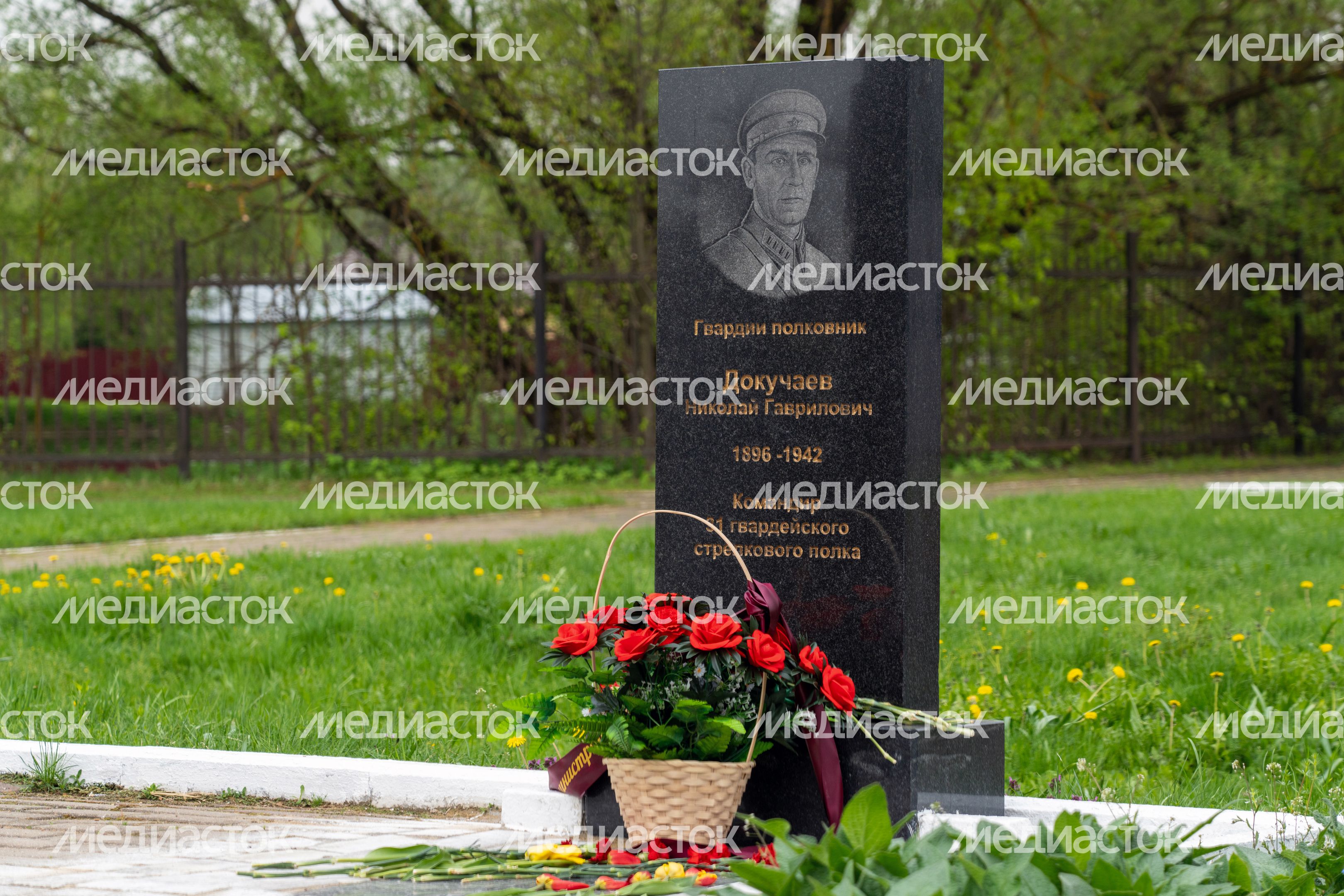 Могила гвардии полковника Николая Докучаева на территории Ленино-Снегиревского военно-мемориального комплекса Могила гвардии полковника Николая Докучаева на территории Ленино-Снегиревского военно-мемориального комплекса