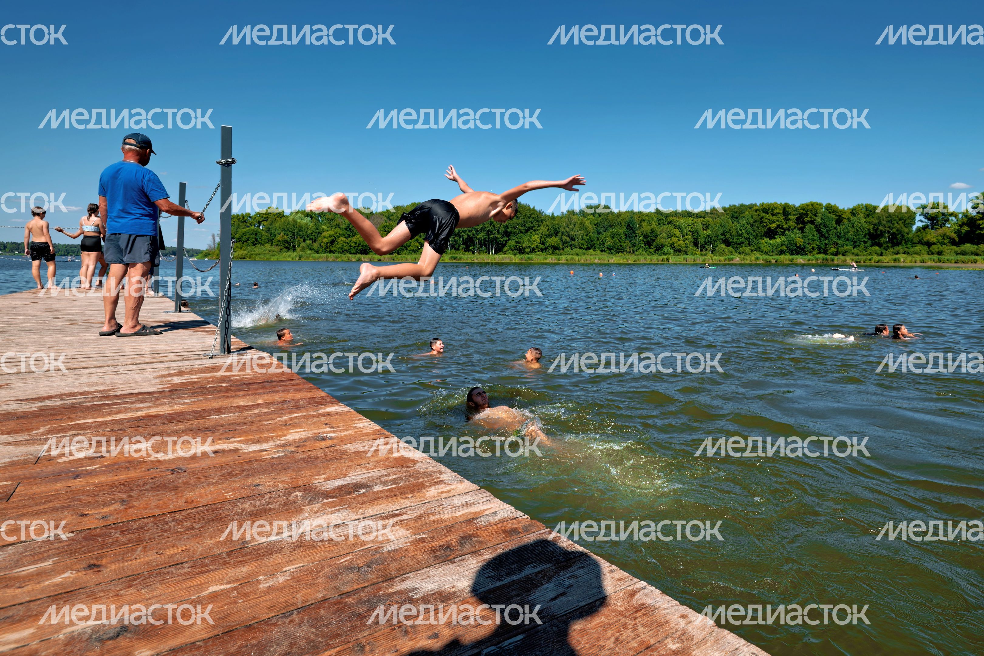 Пляж на набережной озера Сенеж