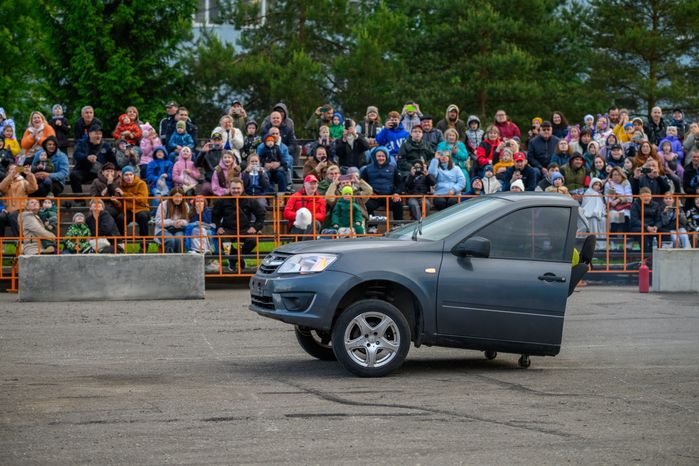 Невероятные трюки на автомобилях на шоу каскадеров в Чехове