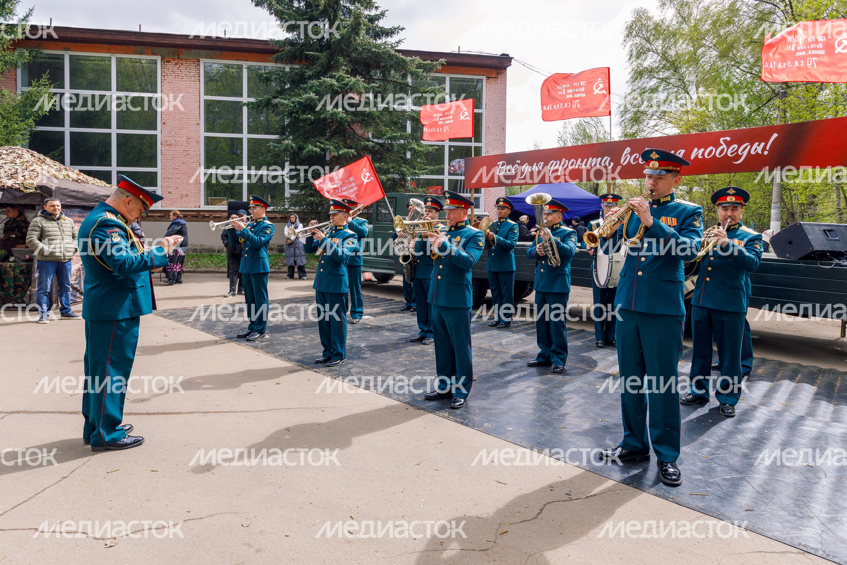 Военно-историческая реконструкция "Успех в единстве поколений" в Химках Военно-историческая реконструкция "Успех в единстве поколений" в Химках