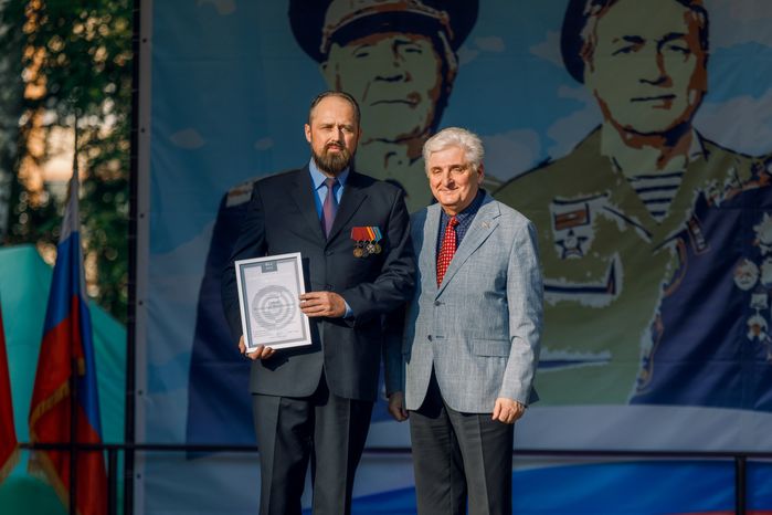 Подполковник в отставке Дмитрий Седов получил Благодарственное письмо ко Дню ветеранов боевых действий