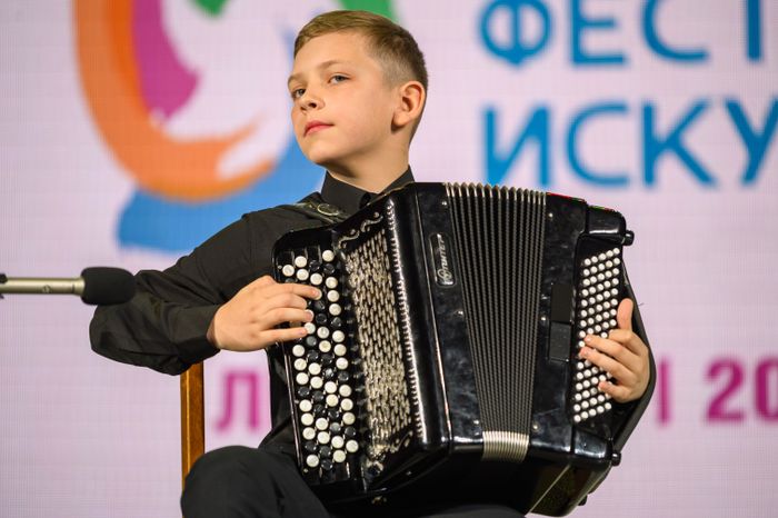 Баянист Илья Шевченко, воспитанник ДШИ №1 города Люберцы, выступает на гала-концерте III Детского фестиваля искусств