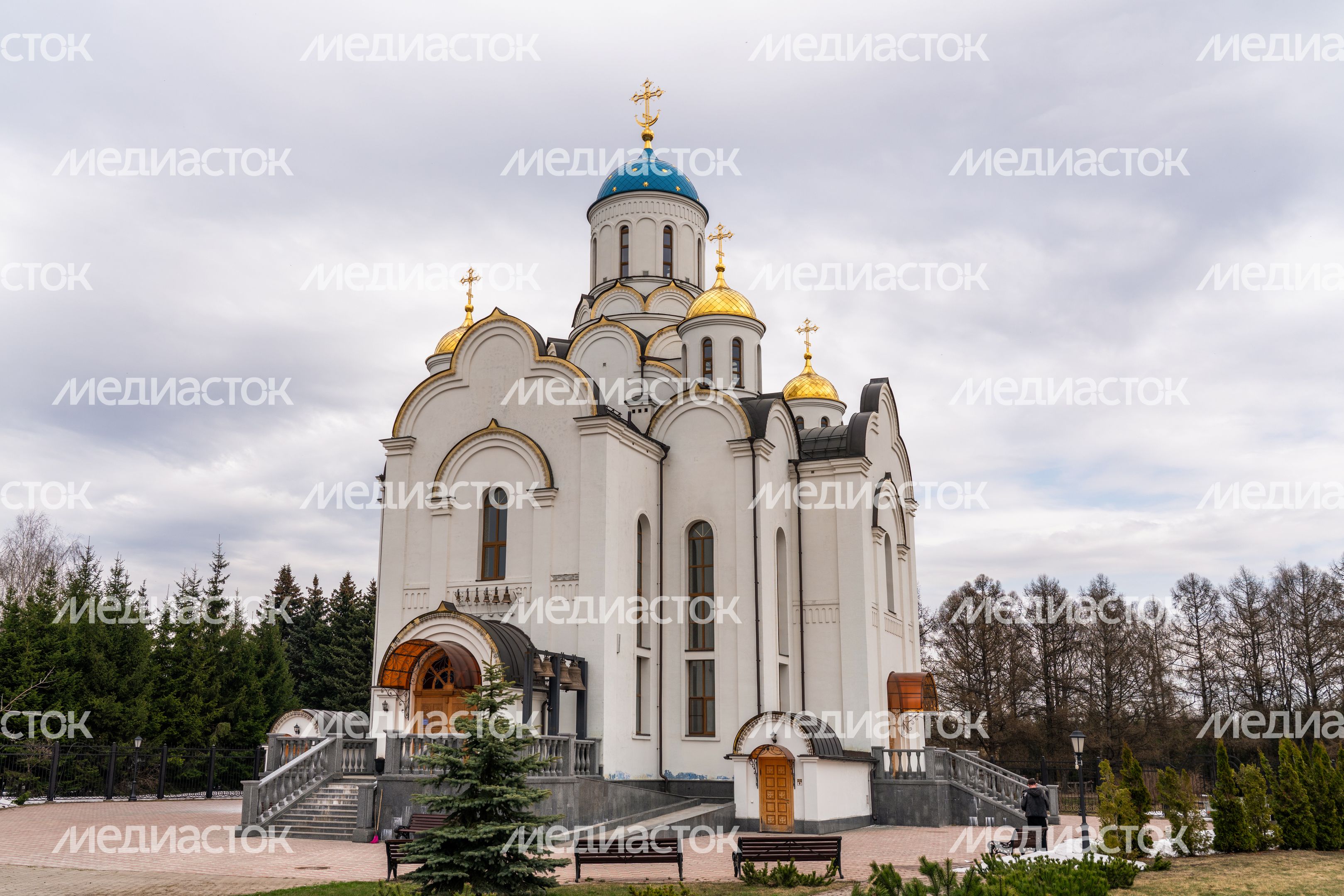 Храм Первосвятителей Московских в поселке Горки Ленинские