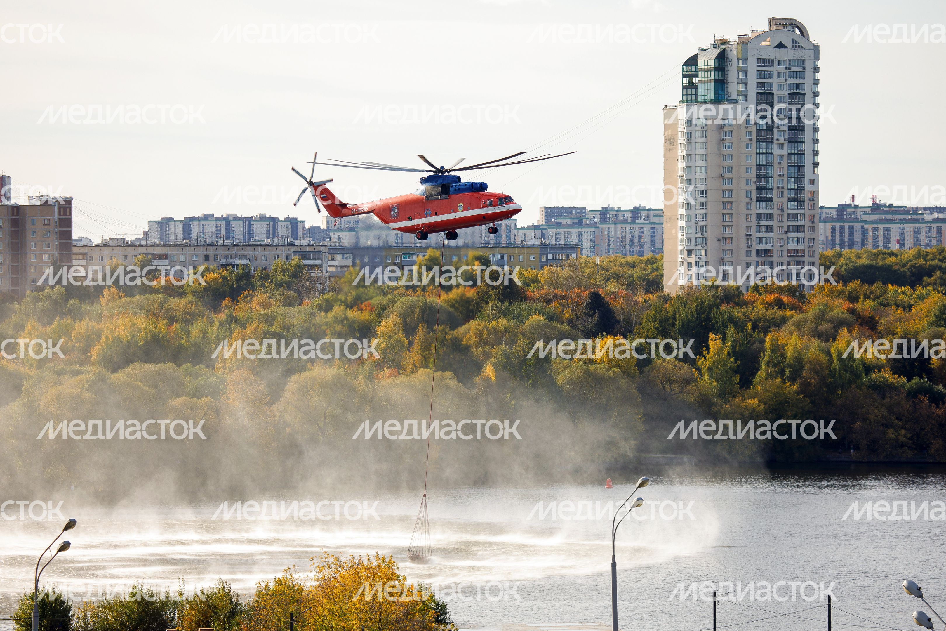 Пожарный вертолет набирает воду в Москве-реке для тушения возгорания Пожарный вертолет набирает воду в Москве-реке для тушения возгорания
