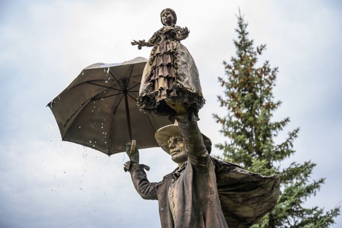 Памятник летящему кукольнику в Мытищах