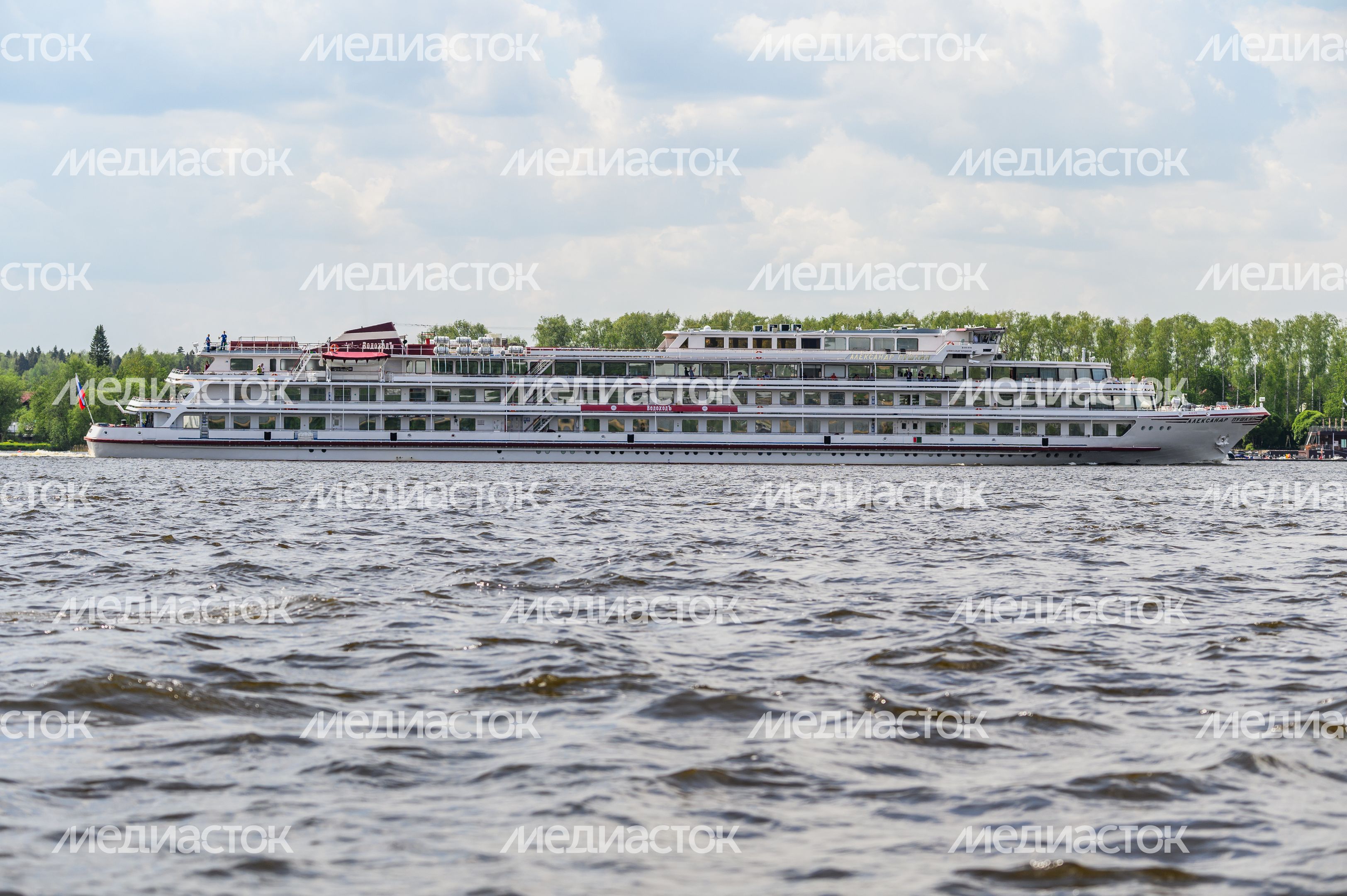 Теплоход на Пестовском водохранилище в Мытищах