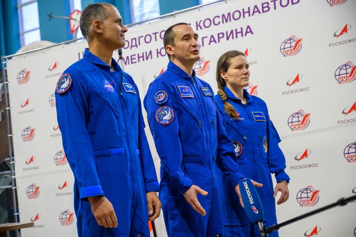 Космонавты дублирующего экипажа МКС-74 Анил Менон, Петр Дубров, Анна Кикина в Звездном городке