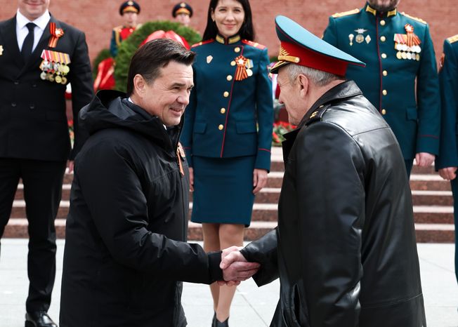 Андрей Воробьев вместе с участниками СВО возложил венок и цветы к Могиле Неизвестного Солдата