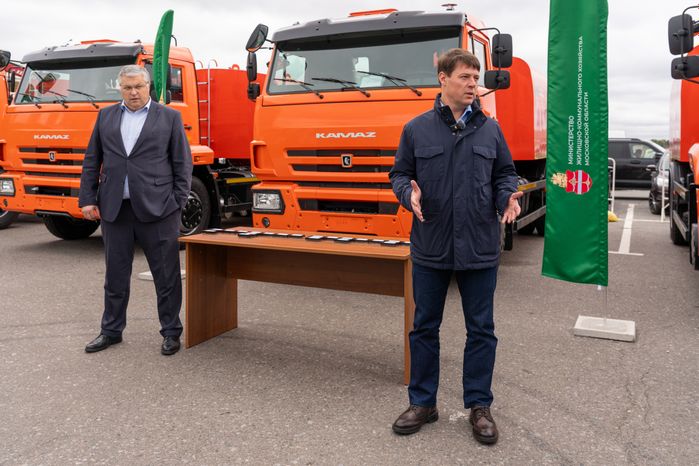 Вице-губернатор Владислав Мурашов вручил ключи от новой коммунальной техники работникам предприятий ЖКХ Подмосковья