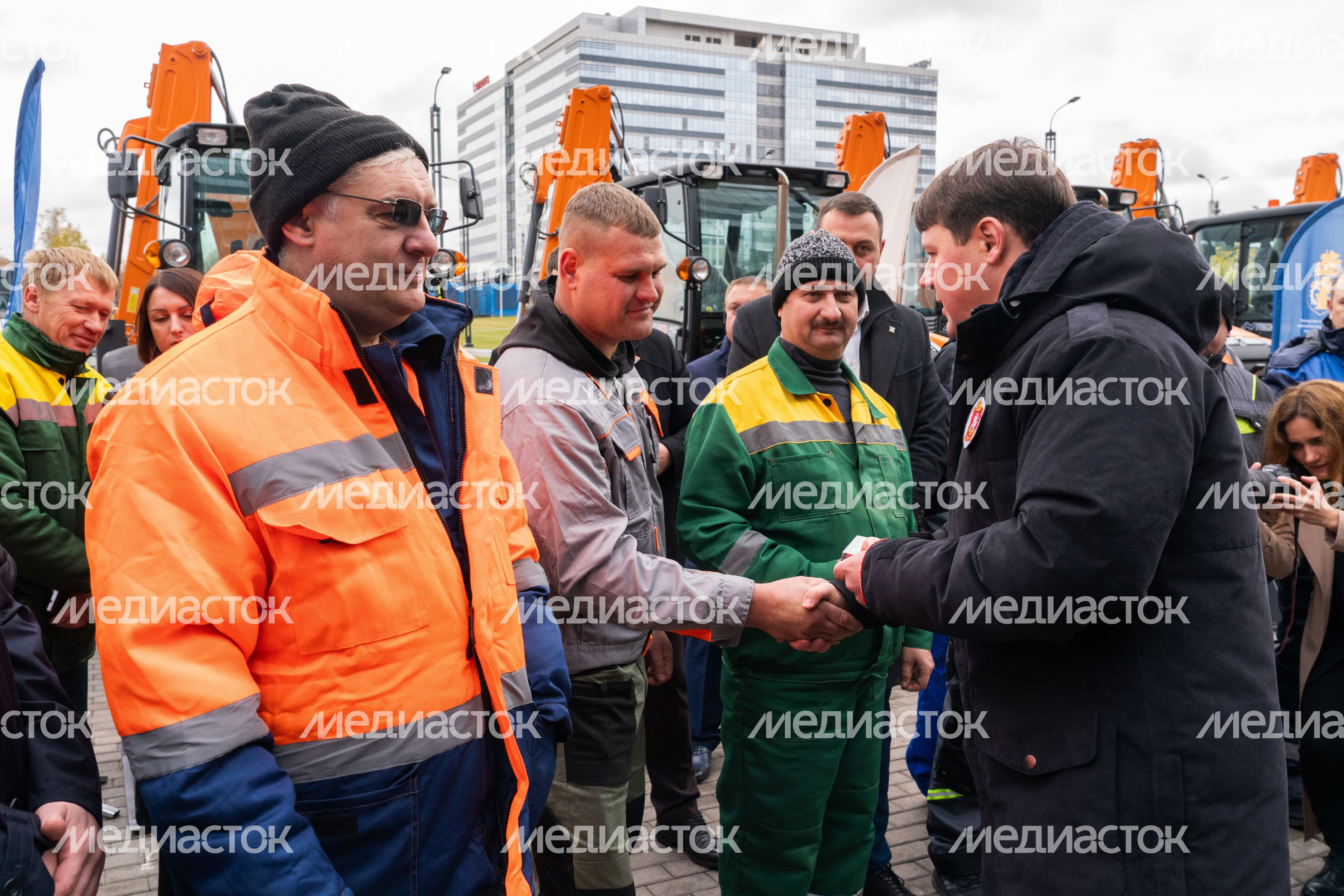 Механизаторские коллективы получили ключи непосредственно от Владислава Мурашова Механизаторские коллективы получили ключи непосредственно от Владислава Мурашова