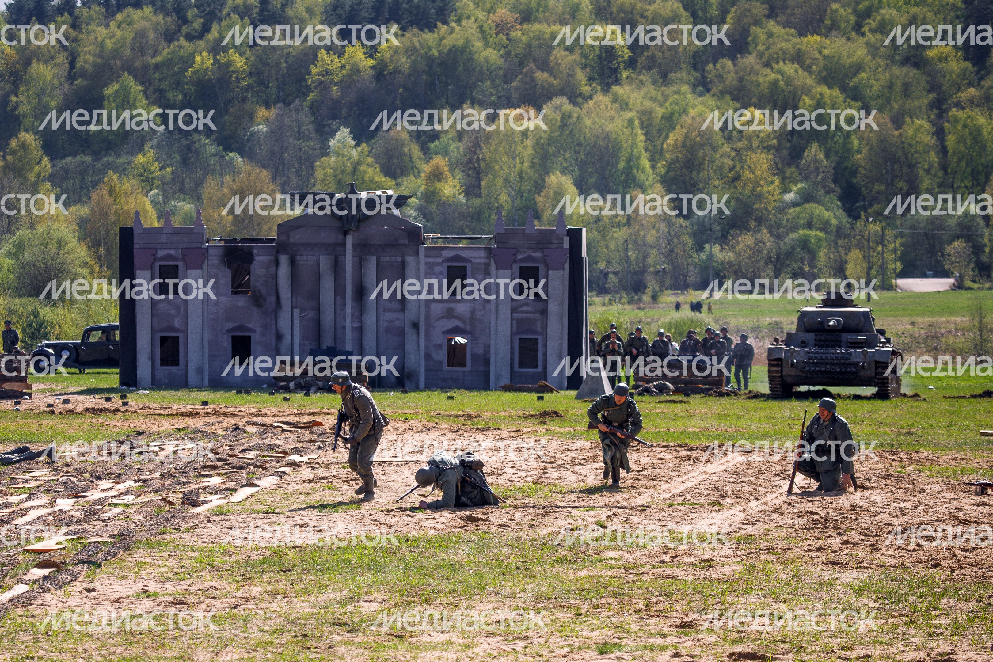 Военно-историческая реконструкция "Успех в единстве поколений" в Химках Военно-историческая реконструкция "Успех в единстве поколений" в Химках