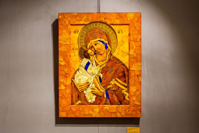 Выставка «Солнечный камень. Янтарь Александра Крылова» в Сергиево-Посадском музее-заповеднике